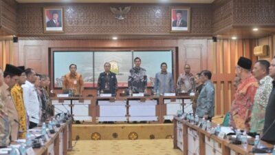 Sekda Aceh, M. Nasir memimpin jalannya rapat Monitoring dan Evaluasi (Monev) Penggunaan Tambahan Transfer Keuangan Daerah (TKD) Pascabencana di Provinsi Aceh, bertempat di Gedung Serbaguna Sekretariat Daerah Aceh, Banda Aceh, Kamis (26/3). Dalam rapat yang dihadiri tim dari Kemendagri tersebut, Nasir menegaskan agar pemanfaatan tambahan TKD Tahun Anggaran 2026 berjalan transparan dan berdampak langsung bagi masyarakat. [Foto: Dok. Humas Aceh]