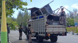 SITA BARANG PKL: Sejumlah personel Satpol PP WH Kota Banda Aceh mengangkut puluhan perlengkapan dagang milik PKL ke atas truk bak terbuka di sepanjang Jalan Syiah Kuala, Kecamatan Kuta Alam, Jumat (27/3/2026). Tindakan tegas ini dilakukan setelah para pedagang membiarkan barang-barang tersebut telantar di atas drainase usai bulan Ramadan, sehingga menciptakan kekumuhan dan melanggar ketertiban umum.