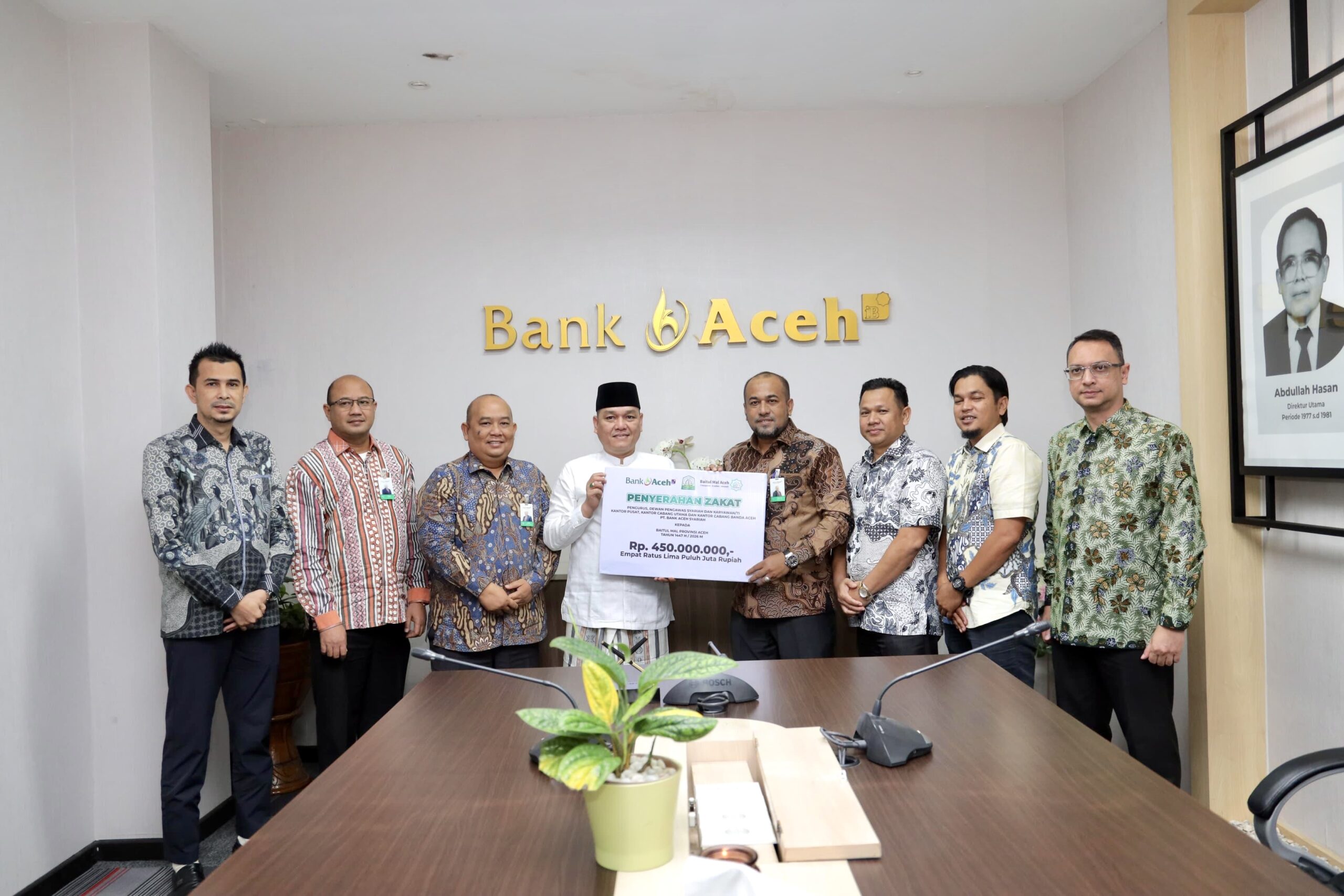SERAHKAN ZAKAT KARYAWAN: Direktur Utama Bank Aceh, Fadhil Ilyas (tengah kanan), secara simbolis menyerahkan zakat karyawan Bank Aceh tahun 2026 sebesar Rp450.000.000 kepada Ketua Baitul Mal Aceh, Tgk. Muhammad Yunus M. Yusuf, SH (tengah kiri), di Kantor Pusat Bank Aceh, Banda Aceh, Kamis (12/03). Total zakat karyawan Bank Aceh yang disalurkan tahun ini mencapai Rp1,43 miliar yang didistribusikan ke seluruh Baitul Mal kabupaten/kota di Aceh.