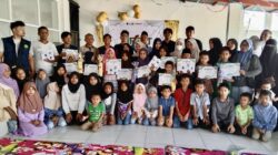 Momen kebersamaan mahasiswa KKN Kelompok 40 Universitas Abulyatama bersama perangkat gampong dan adik-adik peserta Leu Ue Islamic Festival (LIFEST) usai acara penutupan di Meunasah Gampong Leu Ue, Aceh Besar (07/03/2026).