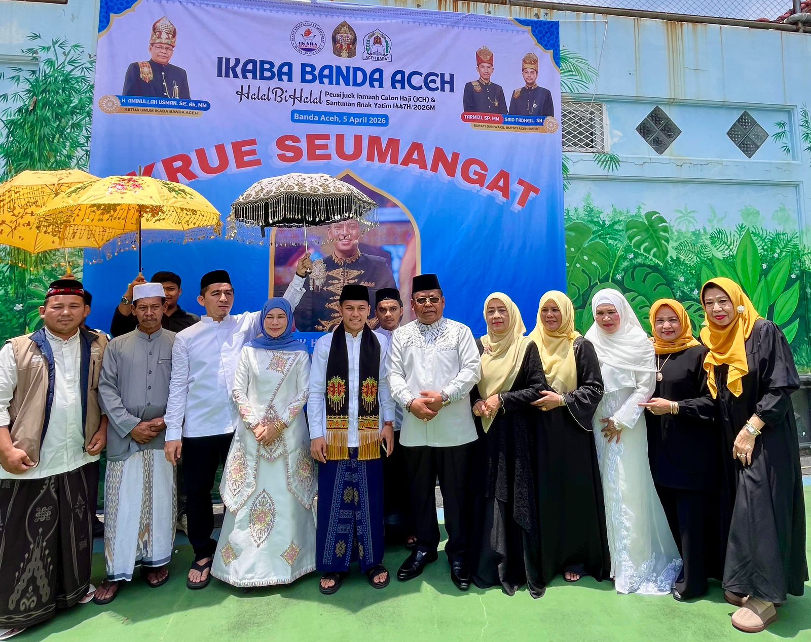 FOTO BERSAMA: Ketua Umum IKABA Banda Aceh Aminullah Usman didampingi Istri Nurmiaty AR, bersama Tgk Habibi Nawawi, Ketua DPRK Aceh Barat Siti Ramazan, para panitia dan undangan perhelatan akbar IKABA 2026. (Foto: Wandi)