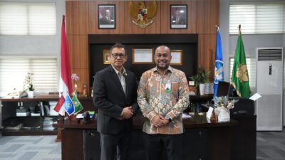 SINERGI STRATEGIS: Direktur Utama Bank Aceh, Fadhil Ilyas (kanan), melakukan pertemuan silaturahmi dengan Rektor Universitas Syiah Kuala (USK), Prof. Mirza Tabrani (kiri), di Kantor Pusat USK, Banda Aceh, Senin (6/4/2026). Pertemuan ini membahas penguatan kolaborasi di bidang layanan perbankan digital dan peningkatan mutu pendidikan di Aceh.