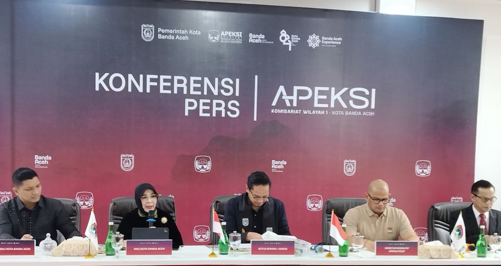 Wali Kota Banda Aceh, Illiza Saaduddin Djamal, menyampaikan paparan dalam konferensi pers APEKSI di Banda Aceh, didampingi Wakil Wali Kota Afdhal Khalilullah dan jajaran APEKSI, membahas sinergi serta arah pembangunan kota ke depan.