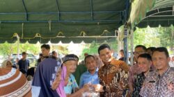 Wakil Wali Kota Banda Aceh, Afdhal Khalilullah, menyerahkan secara simbolis bantuan pangan berupa beras dan minyak goreng kepada salah seorang warga di Gampong Geuceu Komplek, Banda Raya, Kamis (02/04/2026)