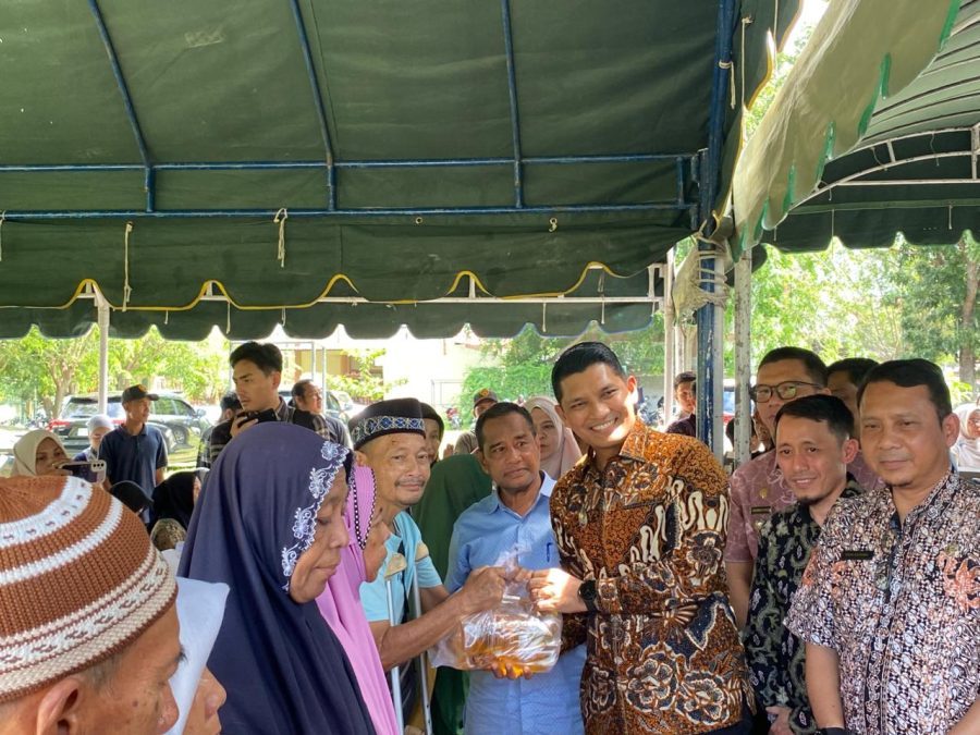 Wakil Wali Kota Banda Aceh, Afdhal Khalilullah, menyerahkan secara simbolis bantuan pangan berupa beras dan minyak goreng kepada salah seorang warga di Gampong Geuceu Komplek, Banda Raya, Kamis (02/04/2026)