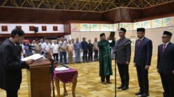 Gubernur Aceh, H. Muzakir Manaf, saat melakukan Pengambilan Sumpah dan Pelantikan Pejabat Pimpinan Tinggi Pratama pada Lingkungan Pemerintah Aceh, di Anjong Monmata, Banda Aceh, Jum'at, (10/4/2026).