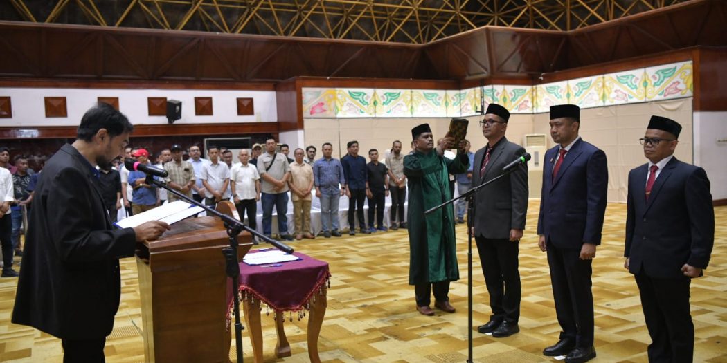 Gubernur Aceh, H. Muzakir Manaf, saat melakukan Pengambilan Sumpah dan Pelantikan Pejabat Pimpinan Tinggi Pratama pada Lingkungan Pemerintah Aceh, di Anjong Monmata, Banda Aceh, Jum'at, (10/4/2026).