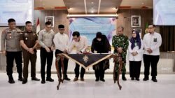 Wali Kota Banda Aceh, Illiza Sa’aduddin Djamal bersama Ketua DPRK Banda Aceh, Irwansyah, menandatanganan dokumen Musrenbang RKPD 2027 di Aula Mawardy Nurdin, Balai Kota Banda Aceh, Senin, 13 April 2026. (Foto Humas Pemko Banda Aceh)