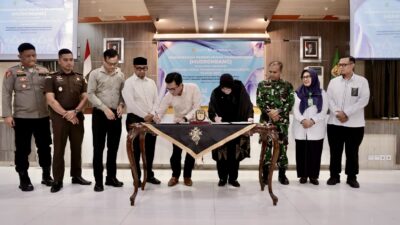 Wali Kota Banda Aceh, Illiza Sa’aduddin Djamal bersama Ketua DPRK Banda Aceh, Irwansyah, menandatanganan dokumen Musrenbang RKPD 2027 di Aula Mawardy Nurdin, Balai Kota Banda Aceh, Senin, 13 April 2026. (Foto Humas Pemko Banda Aceh)