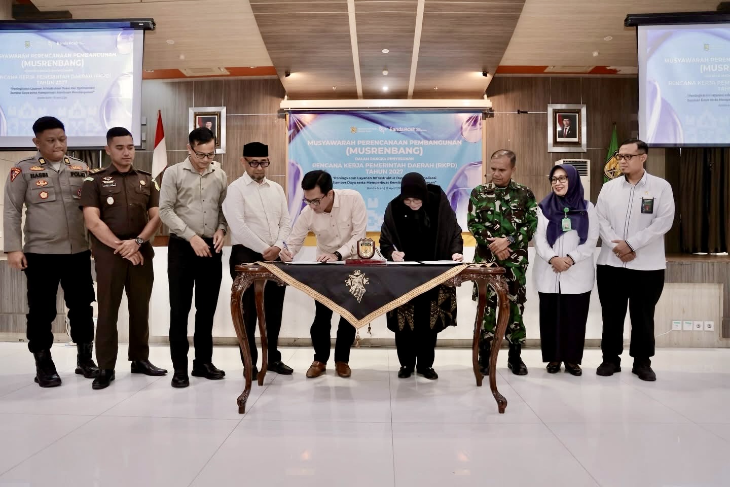 Wali Kota Banda Aceh, Illiza Sa’aduddin Djamal bersama Ketua DPRK Banda Aceh, Irwansyah, menandatanganan dokumen Musrenbang RKPD 2027 di Aula Mawardy Nurdin, Balai Kota Banda Aceh, Senin, 13 April 2026. (Foto Humas Pemko Banda Aceh)