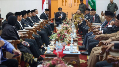 Gubernur Aceh Muzakir Manaf, Selaku Pemegang Saham didampingi Wakil Gubernur Aceh, Fadhlullah, SE, Sekda Aceh, M. Nasir Rapat RUPS Bank Aceh Syariah dengan Bupati/Walikota Yang Merupakan Pemegang Saham Kabupaten /Kota Se-Aceh , di pendopo Gubernur Aceh, Senin, 13/05/2026.