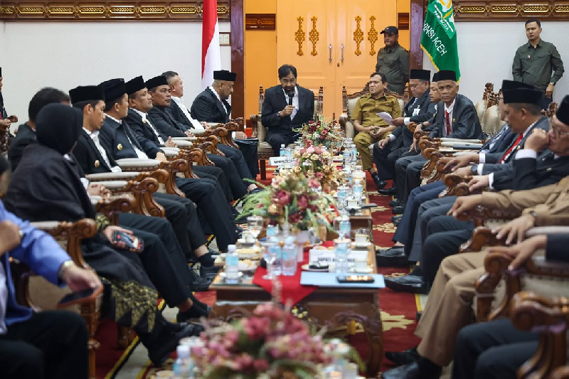 Gubernur Aceh Muzakir Manaf, Selaku Pemegang Saham didampingi Wakil Gubernur Aceh, Fadhlullah, SE, Sekda Aceh, M. Nasir Rapat RUPS Bank Aceh Syariah dengan Bupati/Walikota Yang Merupakan Pemegang Saham Kabupaten /Kota Se-Aceh , di pendopo Gubernur Aceh, Senin, 13/05/2026.