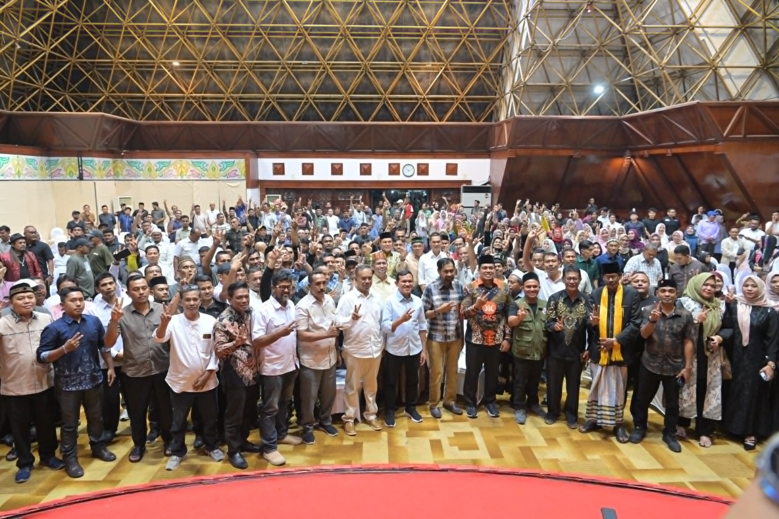 Gubernur Aceh, Muzakir Manaf (Mualem), menyampaikan klarifikasi terkait program JKA saat silaturahmi bersama relawan dan masyarakat di Anjong Mon Mata, Banda Aceh, Rabu malam (15/4/2026). Ia menegaskan JKA tidak dihapus, melainkan sedang diperbarui untuk meningkatkan kualitas layanan kesehatan.