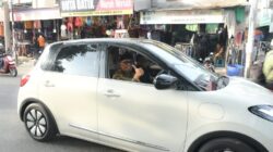 Sekda Kota Banda Aceh, Jalaluddin, melakukan test drive kendaraan listrik di sela-sela pembukaan Peukan Moto Aceh 2026 di eks lahan Pasar Aceh Shopping Center, Kamis (16/4/2026).