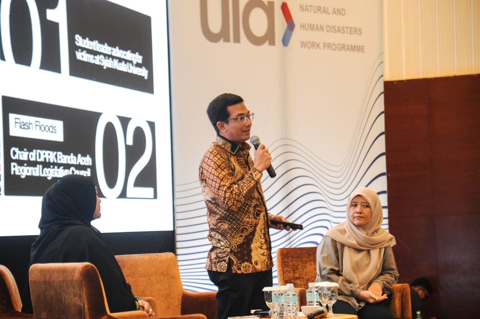 Ketua DPRK Banda Aceh, Irwansyah ST hadir sebagai salah satu pembicara dalam Forum Arsitek Dunia berbagi pespektif tentang bagaimana arsitek tidak hanya berbentuk ruang tetapi juga masa depan kota dan peradaban, belajar bagaimana keteguhan rakyat Aceh dalam menghadapi berbagai bencana, di Hermes Hotel Jumat, 17/4/2026 (Foto: Sekretariat DPRK Banda Aceh)