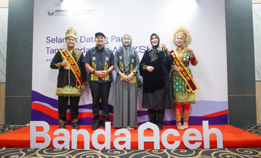 Wali Kota Banda Aceh Illiza Sa’aduddin Djamal menyambut hangat kedatangan walikota dan wakil walikota yang akan mengikuti Rapat Kerja Komisariat Wilayah I (Raker Komwil I) APEKSI. Ketibaan di Banda Sultan Iskandar Muda, Minggu (19/4/2026) dimeriahkan dengan tabuhan rapai dan penyematan selempang sebagai bentuk kehormatan dan memuliakan tamu.