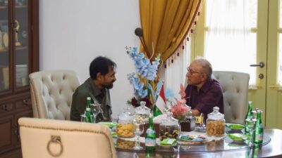 Gubernur Aceh Muzakir Manaf bersilaturahmi dengan Wali Nanggroe Aceh Malik Mahmud Al-Haythar di Meuligoe Wali Nanggroe, Aceh Besar, Sabtu (18/4/2026), membahas sinergi pembangunan dan penguatan nilai adat Aceh.