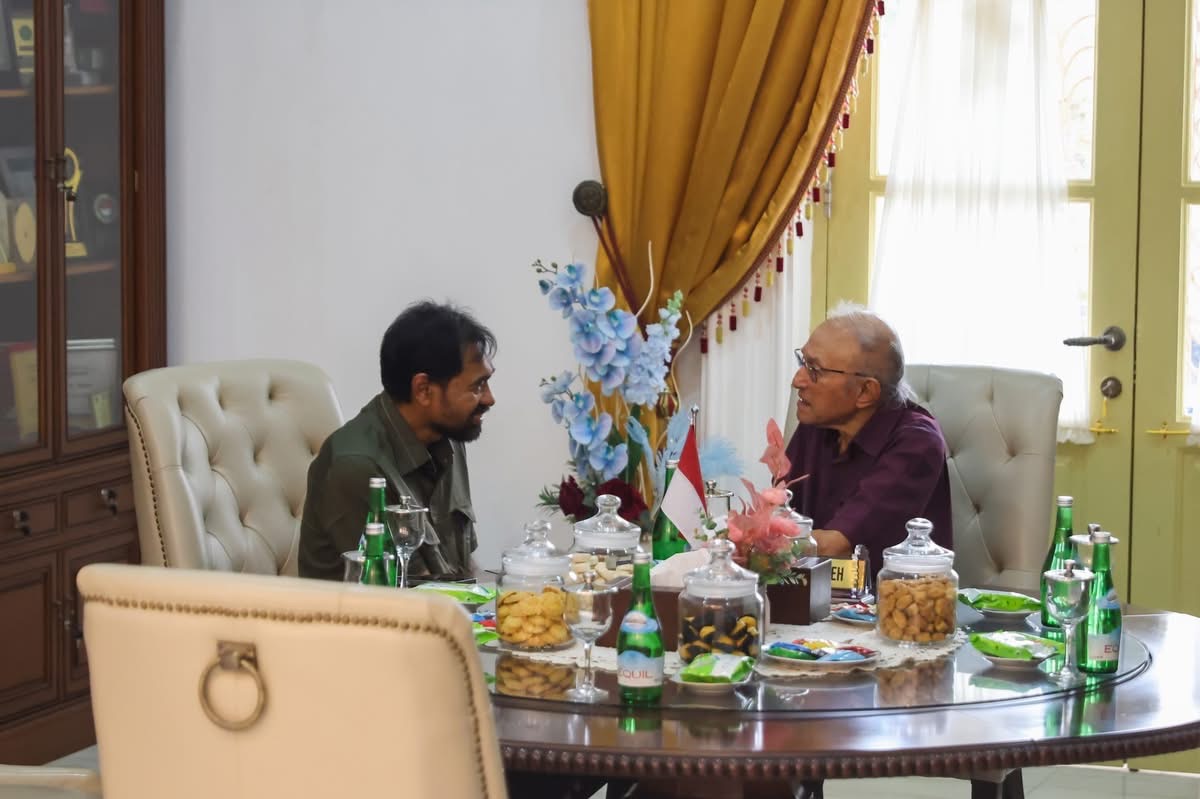 Gubernur Aceh Muzakir Manaf bersilaturahmi dengan Wali Nanggroe Aceh Malik Mahmud Al-Haythar di Meuligoe Wali Nanggroe, Aceh Besar, Sabtu (18/4/2026), membahas sinergi pembangunan dan penguatan nilai adat Aceh.