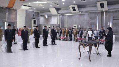 Wali Kota Banda Aceh, Illiza Sa’aduddin Djamal, melantik lima Pejabat Pimpinan Tinggi Pratama (Eselon II) di lingkungan Pemerintah Kota Banda Aceh. Prosesi pelantikan dan pengambilan sumpah jabatan dilaksanakan di Aula Lantai 4, Gedung Mawardy Nurdin, Balai Kota Banda Aceh, Senin 20 April 2026.