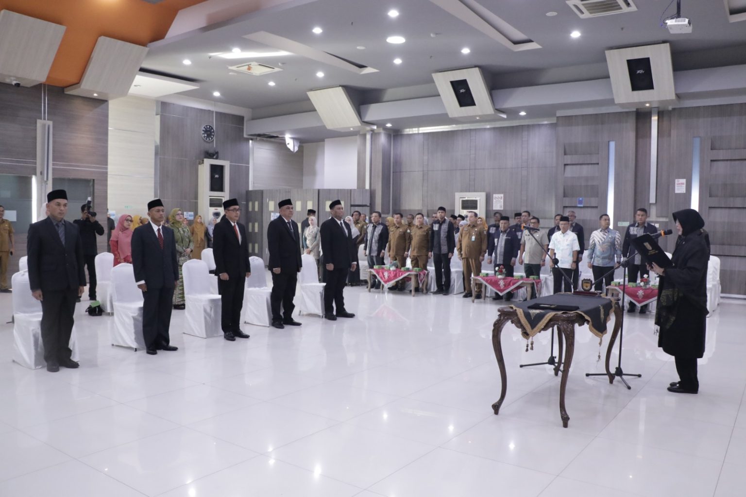 Wali Kota Banda Aceh, Illiza Sa’aduddin Djamal, melantik lima Pejabat Pimpinan Tinggi Pratama (Eselon II) di lingkungan Pemerintah Kota Banda Aceh. Prosesi pelantikan dan pengambilan sumpah jabatan dilaksanakan di Aula Lantai 4, Gedung Mawardy Nurdin, Balai Kota Banda Aceh, Senin 20 April 2026.