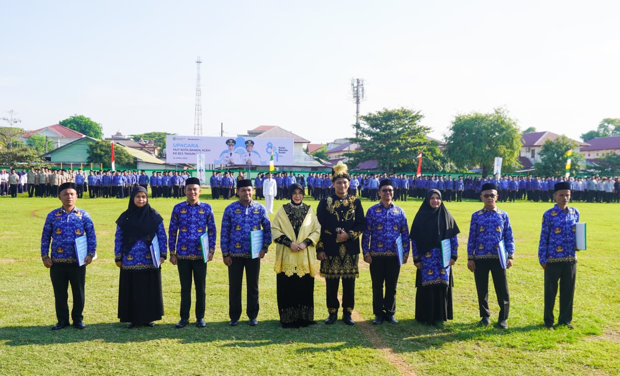 Sebanyak 8 Aparatur Sipil Negara (ASN) di Lingkungan Pemerintah Kota Banda Aceh menerima Penghargaan Inovasi dan Kinerja Terbaik Tahun 2026. Penghargaan ini diserahkan langsung oleh Wali Kota Banda Aceh Illiza Sa’aduddin Djamal pada Apel Peringatan HUT Ke-821 Kota Banda Aceh yang digelar di Lapangan Jasdam Neusu Jaya, Rabu (22/4/2026).