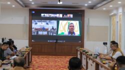 Wakil Gubernur Aceh, H. Fadhlullah, SE, dalam rapat koordinasi virtual pada Selasa malam (28/04/2026). Dalam rapat ini turut dihadiri oleh Kapolda Aceh, yg mewakili Pangdam IM serta unsur Forkopimda Aceh lainnya.