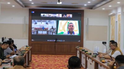 Wakil Gubernur Aceh, H. Fadhlullah, SE, dalam rapat koordinasi virtual pada Selasa malam (28/04/2026). Dalam rapat ini turut dihadiri oleh Kapolda Aceh, yg mewakili Pangdam IM serta unsur Forkopimda Aceh lainnya.