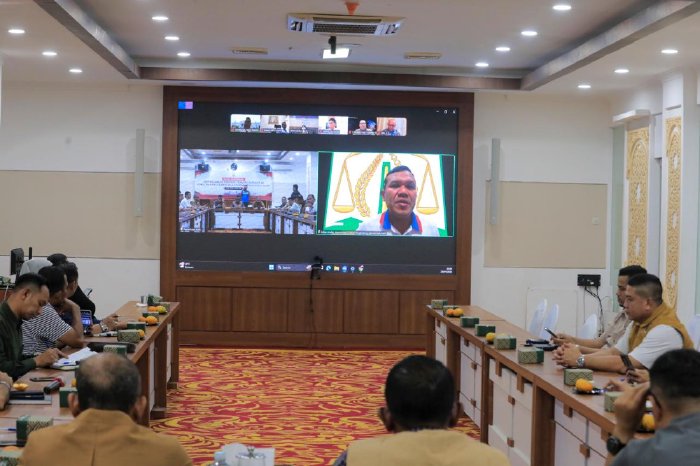 Wakil Gubernur Aceh, H. Fadhlullah, SE, dalam rapat koordinasi virtual pada Selasa malam (28/04/2026). Dalam rapat ini turut dihadiri oleh Kapolda Aceh, yg mewakili Pangdam IM serta unsur Forkopimda Aceh lainnya.