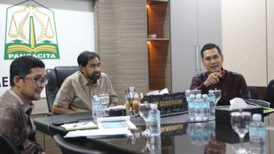 Gubernur Aceh, Muzakir Manaf (Mualem), memimpin rapat koordinasi membahas perkembangan dan validasi data Jaminan Kesehatan Aceh (JKA) di Meuligoe Gubernur, Kamis (23/4). Rapat tersebut dihadiri oleh Sekretaris Daerah Aceh M. Nasir, Asisten Pemerintahan, Keistimewaan Aceh, dan Kesejahteraan Rakyat (Asisten I) Syakir, serta Pelaksana Tugas Kepala Dinas Kesehatan Aceh Ferdiyus, SKM, M.Kes.