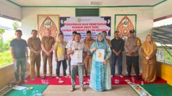 PENETAPAN NOMOR URUT. Calon Keuchik Gampong Lamdom, Al Mahidir (Nomor Urut 1) dan Nurul Naqia (Nomor Urut 2), berfoto bersama usai rapat pleno penarikan nomor urut untuk Pilchiksung periode 2026-2032 di Balai Gampong setempat, Senin (13/4/2026).