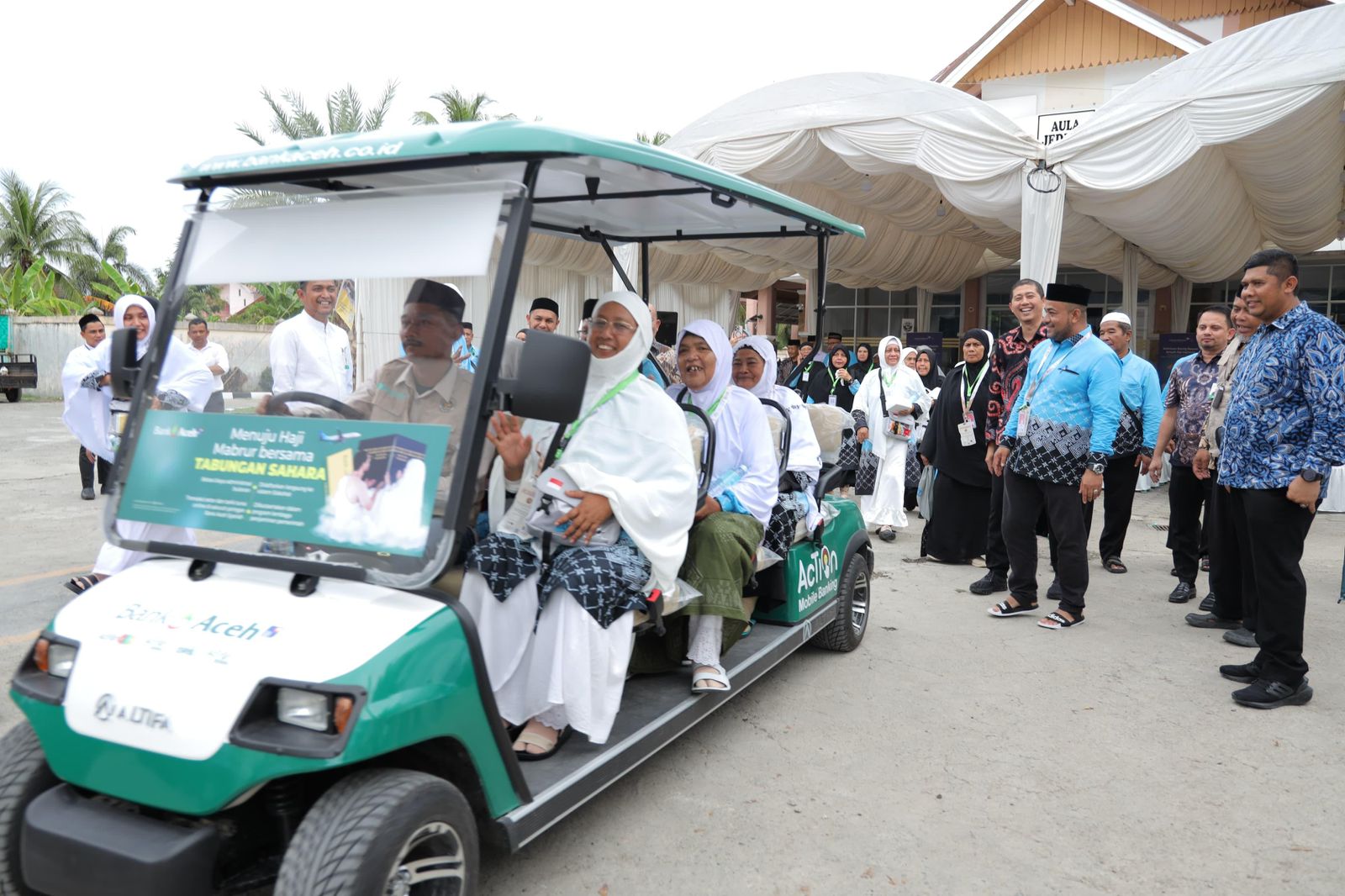 PT Bank Aceh Syariah menyerahkan bantuan 1 unit buggy car untuk mendukung operasional di Asrama Haji Embarkasi Aceh, Rabu (6/5/2026). Bantuan ini ditujukan untuk membantu mobilisasi jamaah, khususnya lanjut usia (lansia) dan jamaah dengan keterbatasan kondisi kesehatan selama berada di lingkungan asrama.