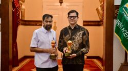 RAIH PENGHARGAAN - Gubernur Aceh, Muzakir Manaf atau Mualem mendapat penghargaan sebagai TOP Pembina BUMD 2026 atas komitmen luar biasa pemerintah daerah dalam membina dan mendukung penguatan peran BUMD sebagai motor ekonomi Aceh. Sedangkan Dirut Bank Mustaqim Aceh, Raisul Mukhlis, meraih penghargaan sebagai Top Ceo BUMD 2026 atas visi kepemimpinan yang transformatif dan keberhasilannya dalam mendorong pertumbuhan bisnis secara berkelanjutan.