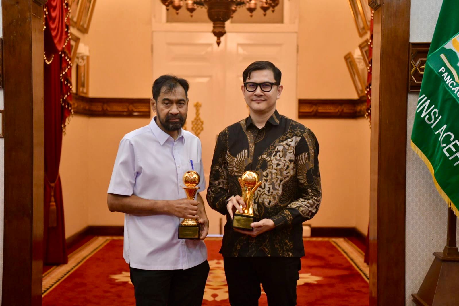 RAIH PENGHARGAAN - Gubernur Aceh, Muzakir Manaf atau Mualem mendapat penghargaan sebagai TOP Pembina BUMD 2026 atas komitmen luar biasa pemerintah daerah dalam membina dan mendukung penguatan peran BUMD sebagai motor ekonomi Aceh. Sedangkan Dirut Bank Mustaqim Aceh, Raisul Mukhlis, meraih penghargaan sebagai Top Ceo BUMD 2026 atas visi kepemimpinan yang transformatif dan keberhasilannya dalam mendorong pertumbuhan bisnis secara berkelanjutan.