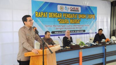 Ketua DPRK Banda Aceh Irwansyah ST memimpin Rapat Dengar Pendapat Umum (RDPU) bersama anggota dewan dan puluhan perwakilan komunitas di aula DPRK Banda Aceh, Kamis (30/04/2026), dalam upaya menyerap aspirasi masyarakat terkait berbagai isu pembangunan kota.