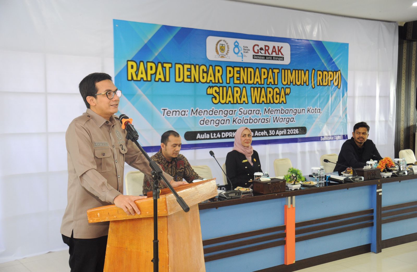 Ketua DPRK Banda Aceh Irwansyah ST memimpin Rapat Dengar Pendapat Umum (RDPU) bersama anggota dewan dan puluhan perwakilan komunitas di aula DPRK Banda Aceh, Kamis (30/04/2026), dalam upaya menyerap aspirasi masyarakat terkait berbagai isu pembangunan kota.