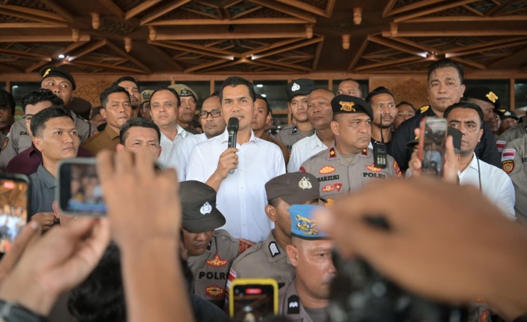 Sekretaris Daerah (Sekda) Aceh, M. Nasir, menemui langsung para mahasiswa yang menggelar aksi di teras depan lobi Kantor Gubernur Aceh, Senin (4/5/2026). Pertemuan tersebut berlangsung setelah massa yang mengatasnamakan Aliansi Rakyat Aceh menyampaikan protes terhadap Peraturan Gubernur (Pergub) Aceh Nomor 2 Tahun 2026 tentang Jaminan Kesehatan Aceh (JKA).