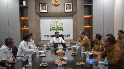 Gubernur Aceh, H. Muzakir Manaf, didampingi Asisten Perekonomian dan Pembangunan Sekda Aceh, Ir. T. Robby Irza, S.SiT, MT, dan Kadis Kelautan dan Perikanan Aceh, Safrizal, S.STP., M.Ec.Dev, menerima Tim Koordinasi dan Survei Lokasi Pembersihan Sedimentasi Laut Pascabencana Provinsi Aceh, di Ruang Rapat Meuligoe Gubernur Aceh, Banda Aceh, Selasa, (5/5/2026).