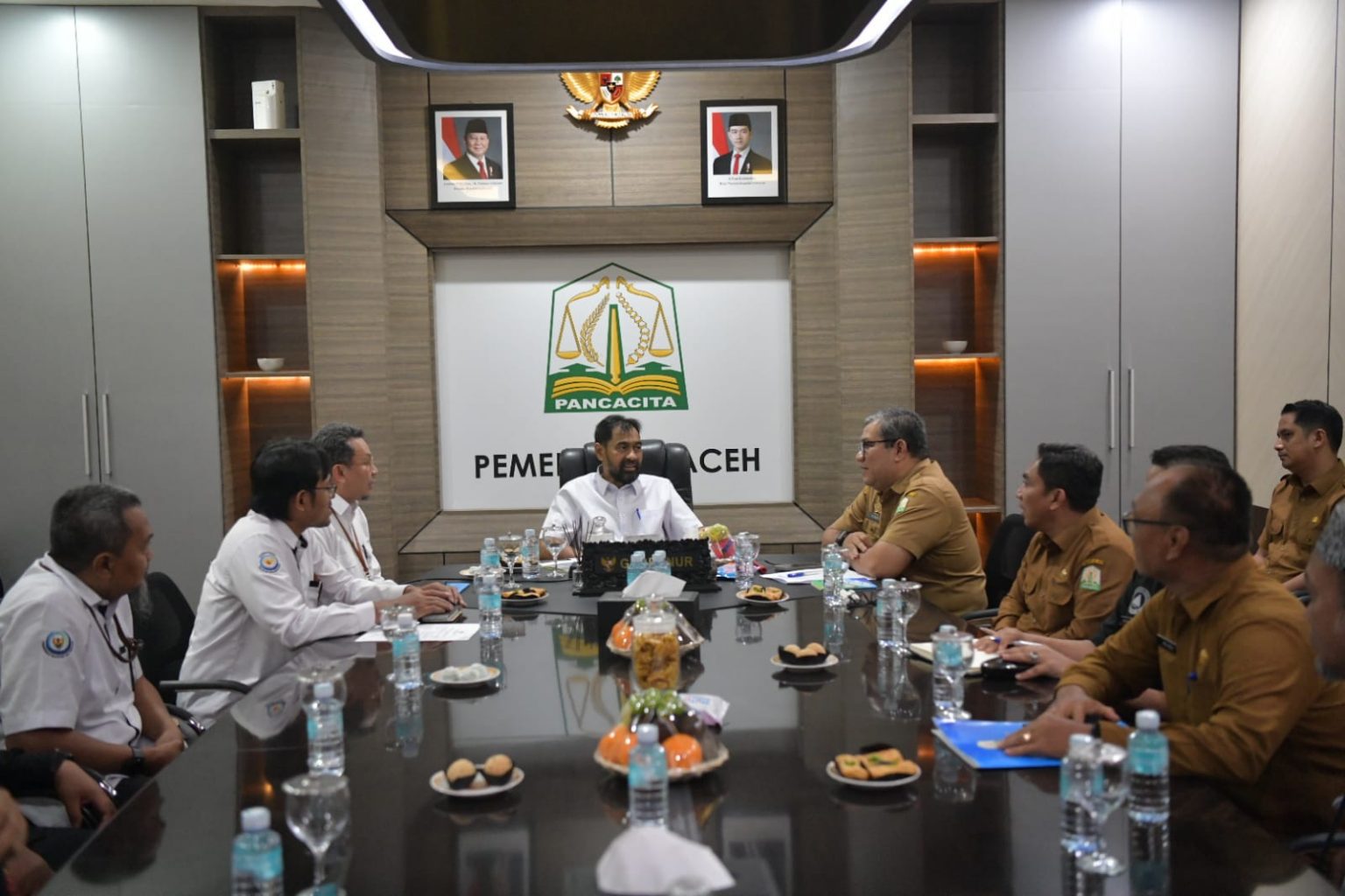 Gubernur Aceh, H. Muzakir Manaf, didampingi Asisten Perekonomian dan Pembangunan Sekda Aceh, Ir. T. Robby Irza, S.SiT, MT, dan Kadis Kelautan dan Perikanan Aceh, Safrizal, S.STP., M.Ec.Dev, menerima Tim Koordinasi dan Survei Lokasi Pembersihan Sedimentasi Laut Pascabencana Provinsi Aceh, di Ruang Rapat Meuligoe Gubernur Aceh, Banda Aceh, Selasa, (5/5/2026).